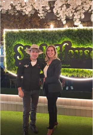 Zélia e cliente na Steakhouse Portuguesa da Maia